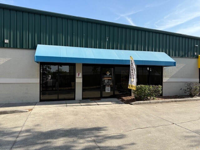 2727 N John Young Pky, Kissimmee, FL à louer - Photo du bâtiment - Image 3 de 8