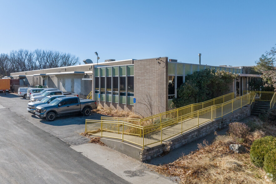 4515 E 75th Ter, Kansas City, MO for lease - Primary Photo - Image 1 of 12