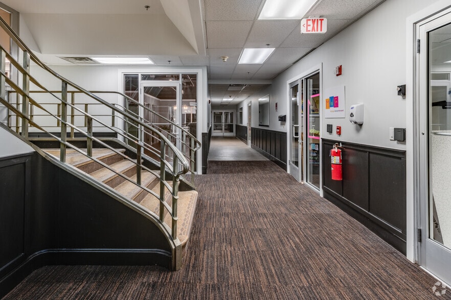 200 S Washington Sq, Lansing, MI for lease - Interior Photo - Image 2 of 14