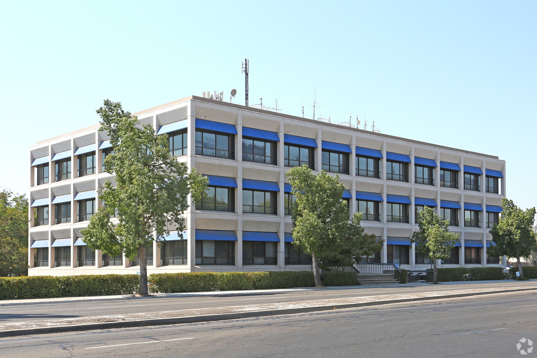 1071 W Shaw Ave, Fresno, CA à louer Photo principale- Image 1 de 4