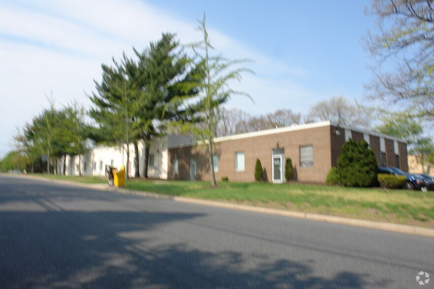 12 Elkins Rd, East Brunswick, NJ à vendre - Photo principale - Image 1 de 12