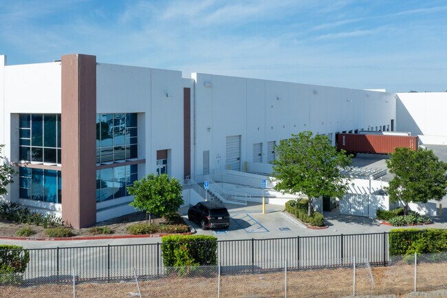 Plus de détails pour 15181 Fairfield Ranch Rd, Chino Hills, CA - Industriel à louer