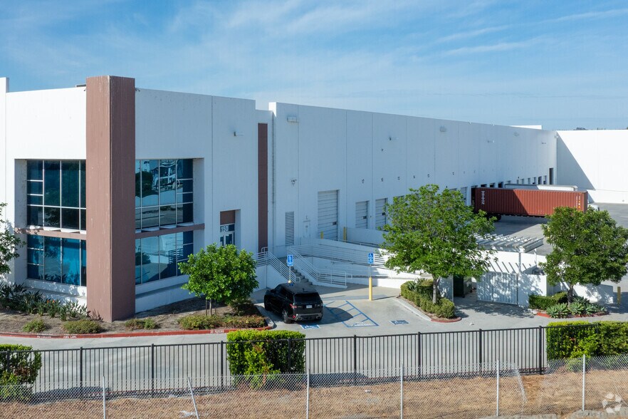 15181 Fairfield Ranch Rd, Chino Hills, CA à louer - Photo principale - Image 1 de 4