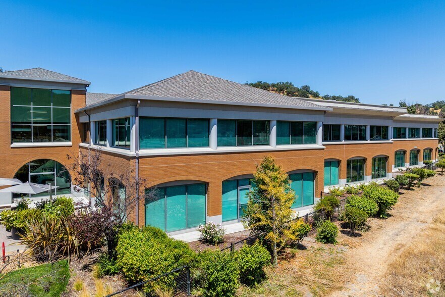 1 McInnis Pky, San Rafael, CA à louer - Photo du bâtiment - Image 3 de 4