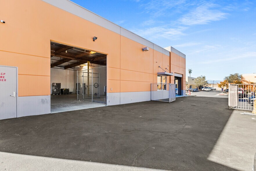 73814 Dinah Shore Dr, Palm Desert, CA à vendre - Photo du bâtiment - Image 3 de 24