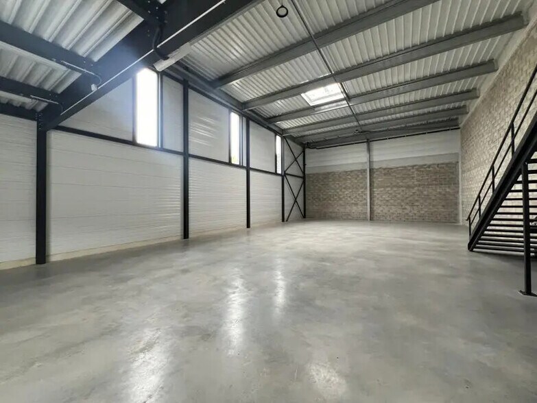 Flex in Éragny for lease - Interior Photo - Image 3 of 10