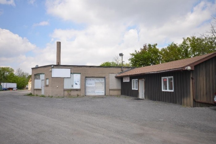 426 Dolph St N, Cambridge, ON à vendre - Photo du bâtiment - Image 2 de 12