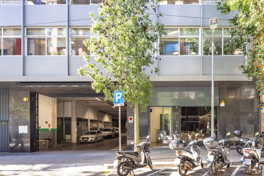 Office in Barcelona, Barcelona for lease - Building Photo - Image 2 of 4