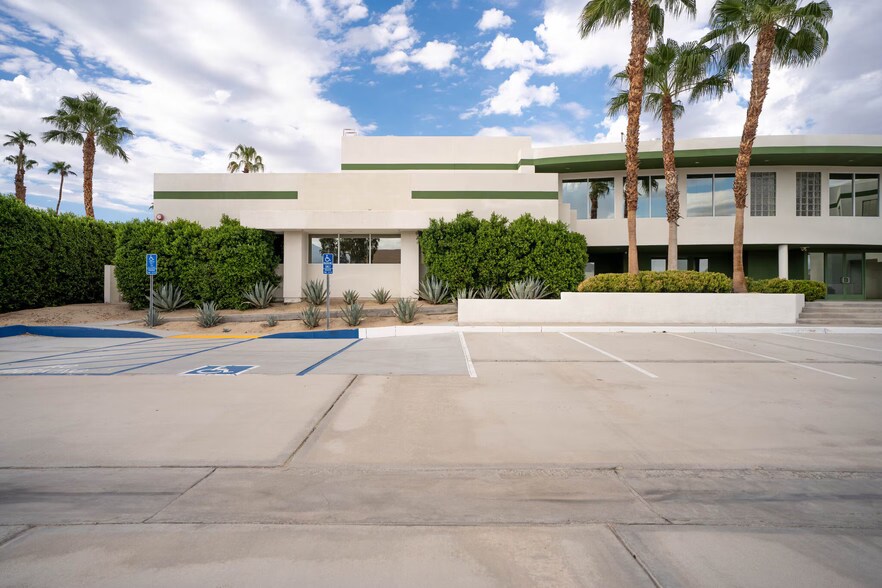 42650 Melanie Pl, Palm Desert, CA à louer - Photo du bâtiment - Image 3 de 17