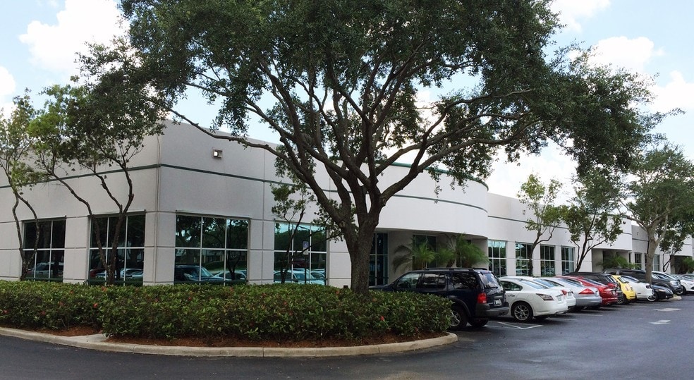 3100-3130 Commerce Pky, Miramar, FL for lease - Building Photo - Image 3 of 9