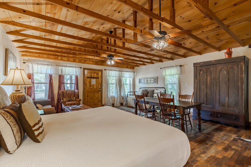 514 W Austin St, Fredericksburg, TX à vendre - Photo du bâtiment - Image 3 de 27