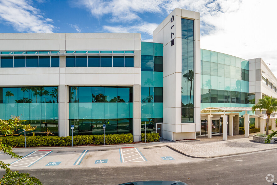 8715 Henderson Rd, Tampa, FL for lease - Building Photo - Image 1 of 3