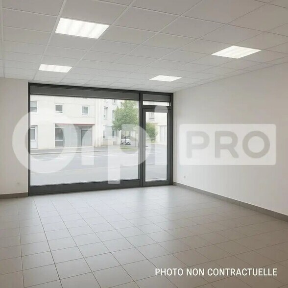 Retail in Montluçon for lease - Interior Photo - Image 1 of 3
