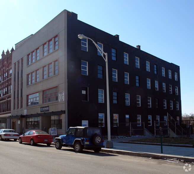 221 Washington St, Binghamton, NY à vendre - Photo principale - Image 1 de 12