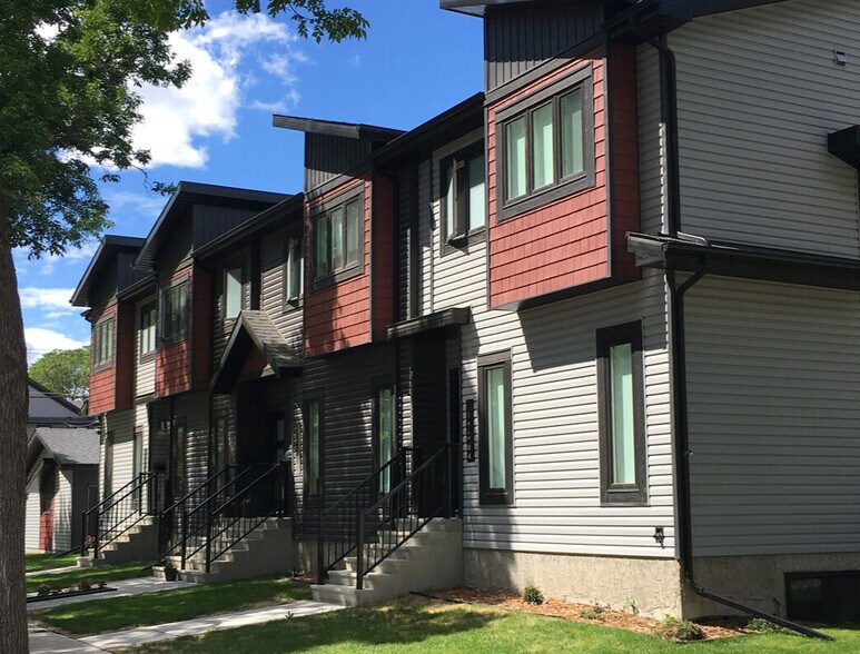 11006 108 Ave NW, Edmonton, AB à vendre - Photo du bâtiment - Image 2 de 2
