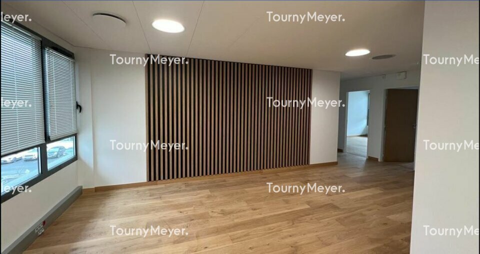 Office in Saint-Grégoire for lease - Interior Photo - Image 2 of 6