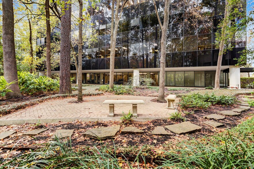 2180 North Loop W, Houston, TX à louer - Photo du bâtiment - Image 2 de 18