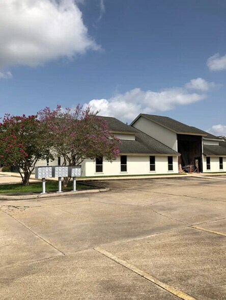 1068 E Worthy St, Gonzales, LA à louer - Photo du bâtiment - Image 2 de 6
