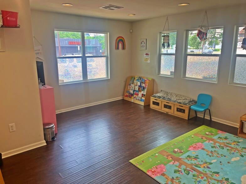 4407 and 4409 Pack Saddle Pass portfolio of 2 properties for sale on LoopNet.ca - Building Photo - Image 3 of 5