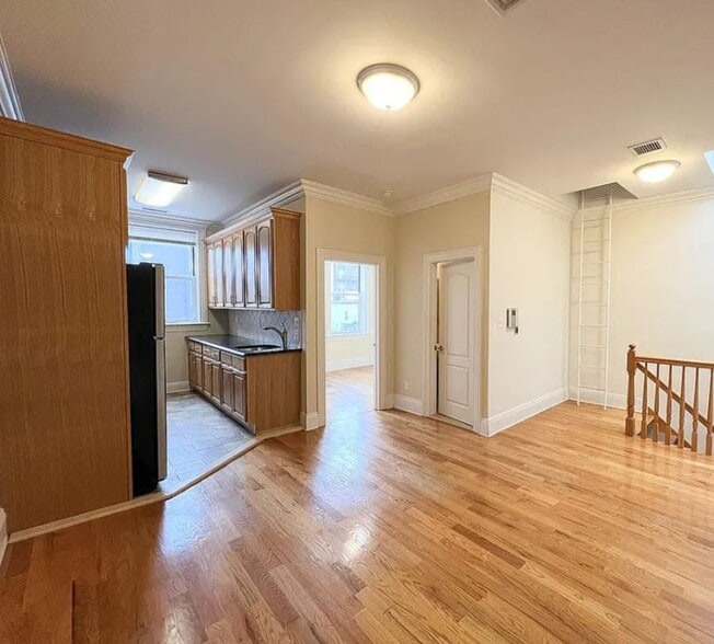 3090 & 3092 Steinway Street, Astoria portfolio of 2 properties for sale on LoopNet.ca - Building Photo - Image 3 of 14