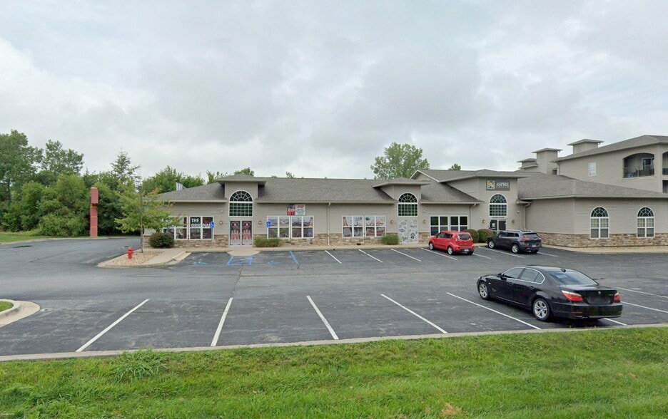 610 NW Yennie St, Grain Valley, MO for lease - Building Photo - Image 2 of 7