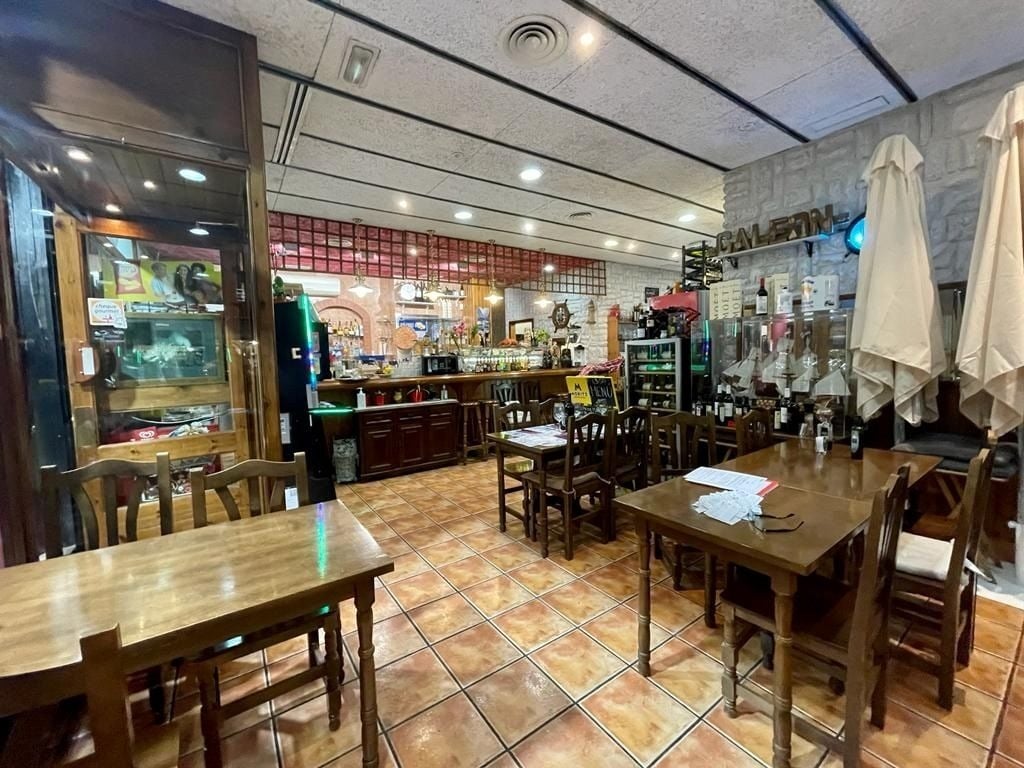 Retail in Cornellà de Llobregat, Barcelona for lease Interior Photo- Image 1 of 5