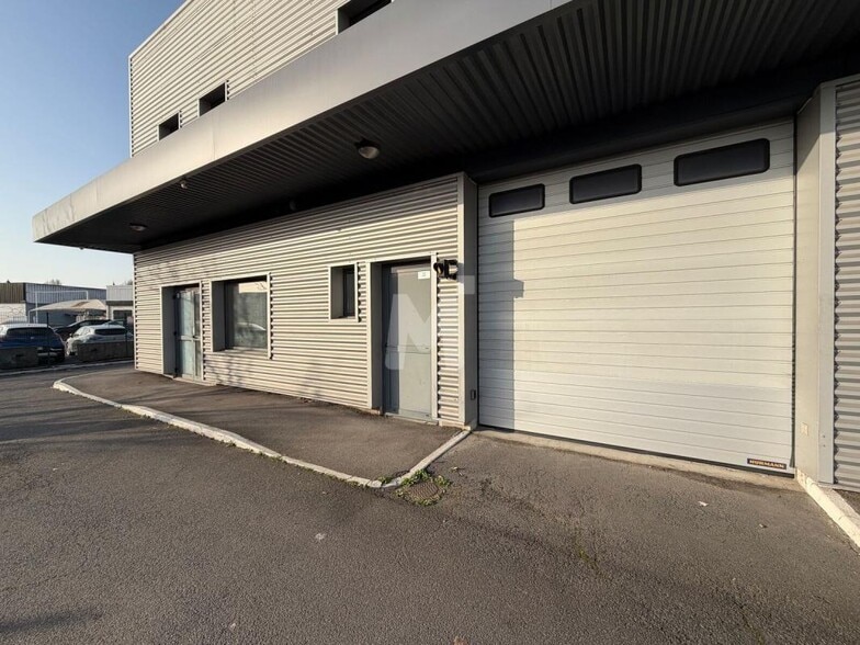 Office in Morangis for lease - Building Photo - Image 2 of 10