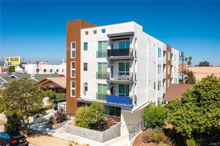 222 N Manhattan Pl, Los Angeles, CA à vendre - Photo du bâtiment - Image 2 de 9