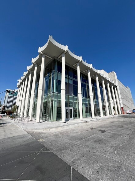 201 S Las Vegas Blvd, Las Vegas, NV for sale - Building Photo - Image 2 of 30