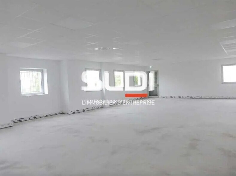 Office in Saint-Priest for sale - Building Photo - Image 2 of 8