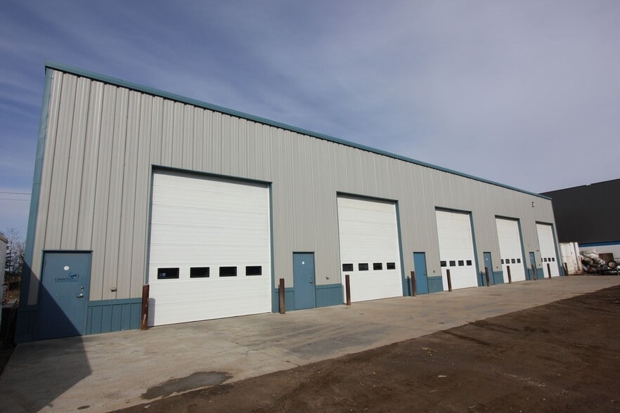 315 Macalpine Cres, Fort McMurray, AB for lease - Building Photo - Image 2 of 4