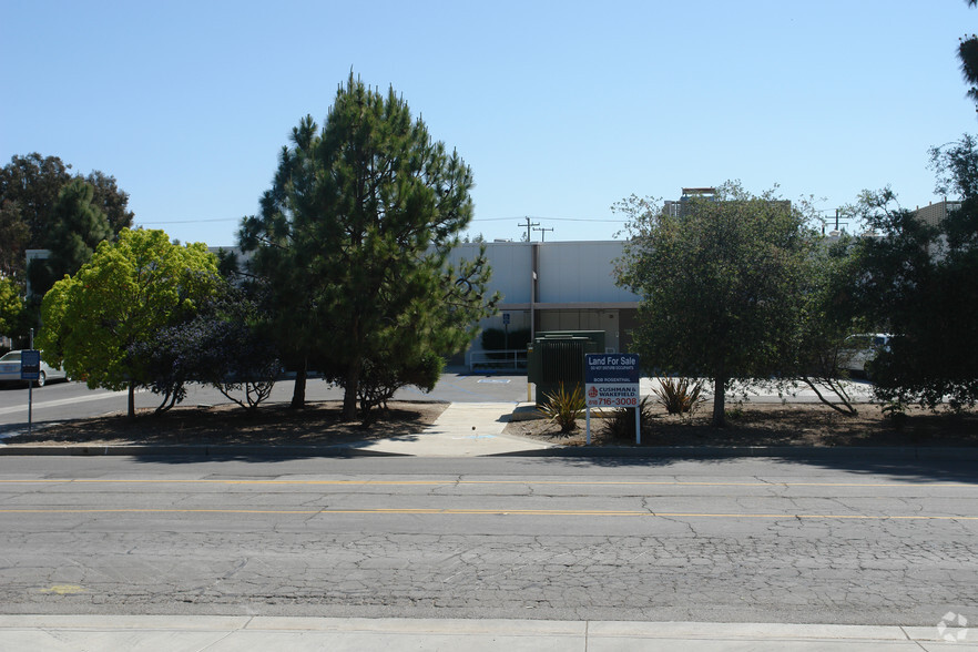 670 Lawrence Dr, Thousand Oaks, CA for lease - Primary Photo - Image 1 of 5