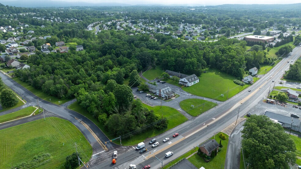 843-861 Benjamin Franklin Hwy, Douglassville, PA à vendre - Photo du bâtiment - Image 2 de 40