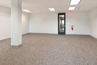 1827 Walden Office Sq, Schaumburg, IL for lease Interior Photo- Image 2 of 5
