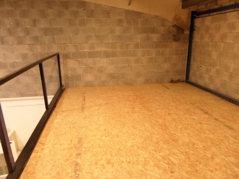 6 Millers Av, Bridgend for lease - Interior Photo - Image 3 of 4