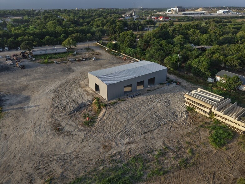 530 Strateman Ln, New Braunfels, TX for lease - Building Photo - Image 2 of 7