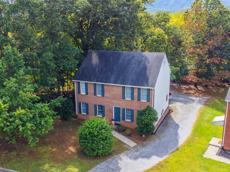 5522 Crestwood Dr, Cave Spring, VA for sale - Primary Photo - Image 1 of 9