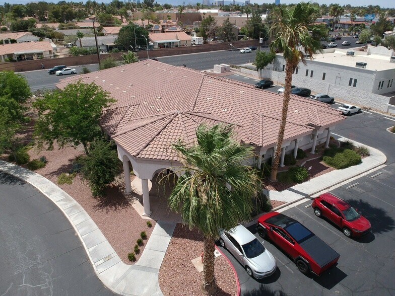 5820 S Pecos Rd, Las Vegas, NV à louer - Photo du bâtiment - Image 3 de 17