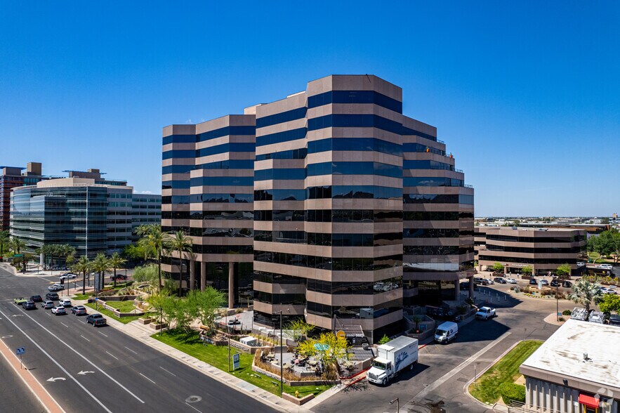 2398 E Camelback Rd, Phoenix, AZ à louer - Photo du bâtiment - Image 3 de 57