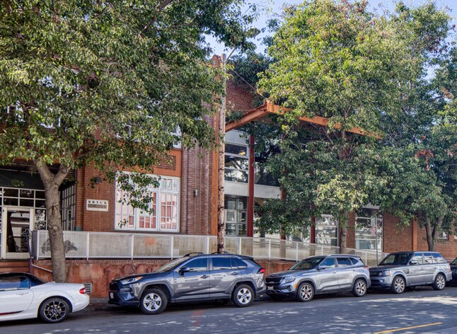 225 3rd St, Oakland, CA à vendre - Photo du bâtiment - Image 3 de 3