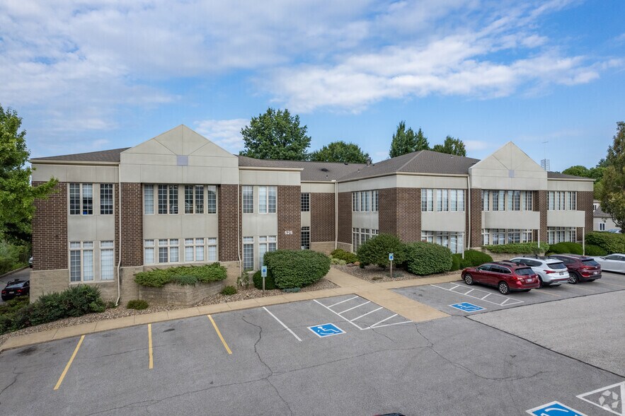 525 N Cleveland-Massillon Rd, Akron, OH à louer - Photo du bâtiment - Image 3 de 7