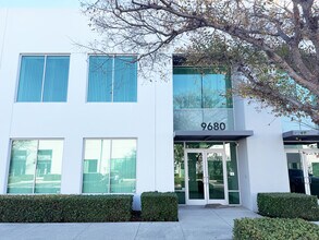 9660-9690 Research Dr, Irvine, CA à louer Photo du bâtiment- Image 1 de 21