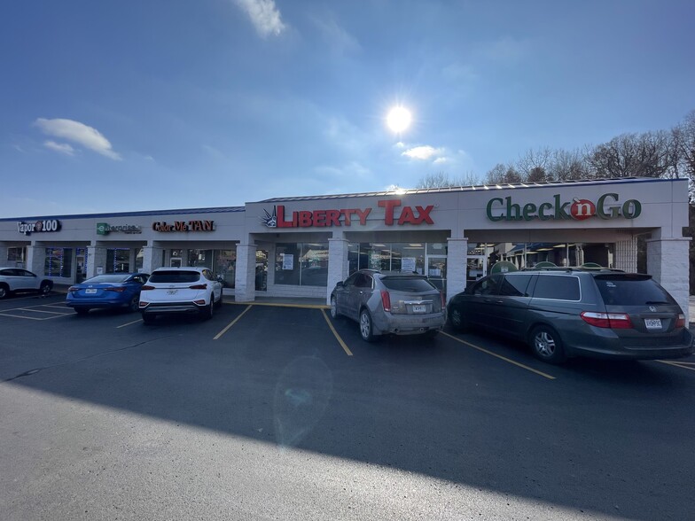 100-200 Steamboat Bend Shopping Ctr, Hannibal, MO for lease - Building Photo - Image 2 of 3