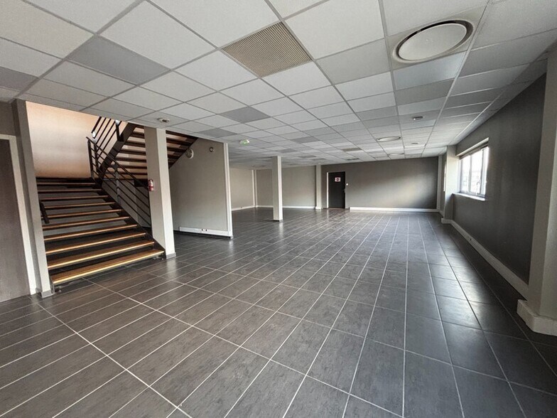Office in Saint-Priest for lease - Interior Photo - Image 2 of 20