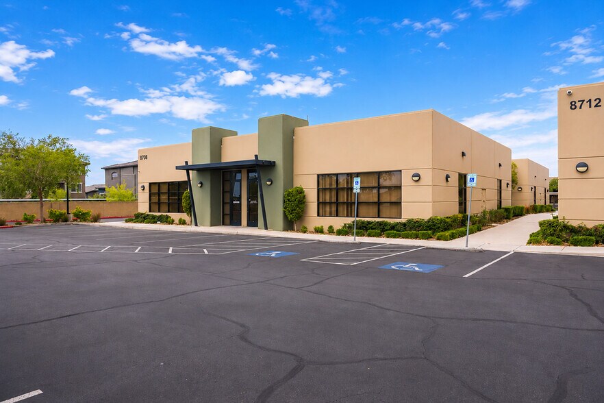 8708 Spanish Ridge Ave, Las Vegas, NV à vendre - Photo du bâtiment - Image 3 de 22