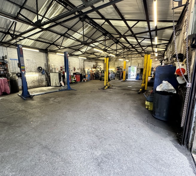 Barnsley Road, Cudworth portfolio of 3 properties for sale on LoopNet.ca - Interior Photo - Image 3 of 7