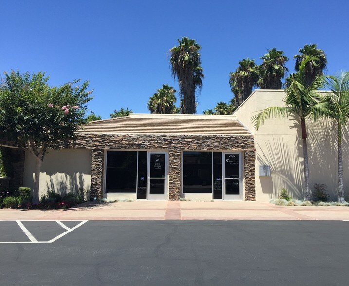 1460 N Harbor Blvd, Fullerton, CA à vendre - Photo du bâtiment - Image 2 de 3