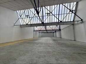Flex in Montreuil for lease Interior Photo- Image 1 of 3