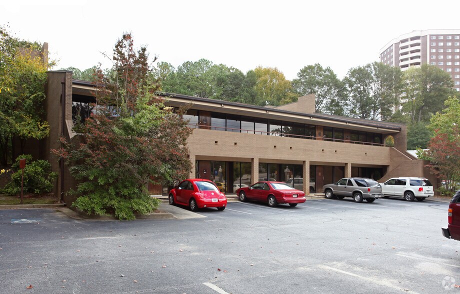 1549 Clairmont Rd, Decatur, GA à vendre - Photo du bâtiment - Image 2 de 4