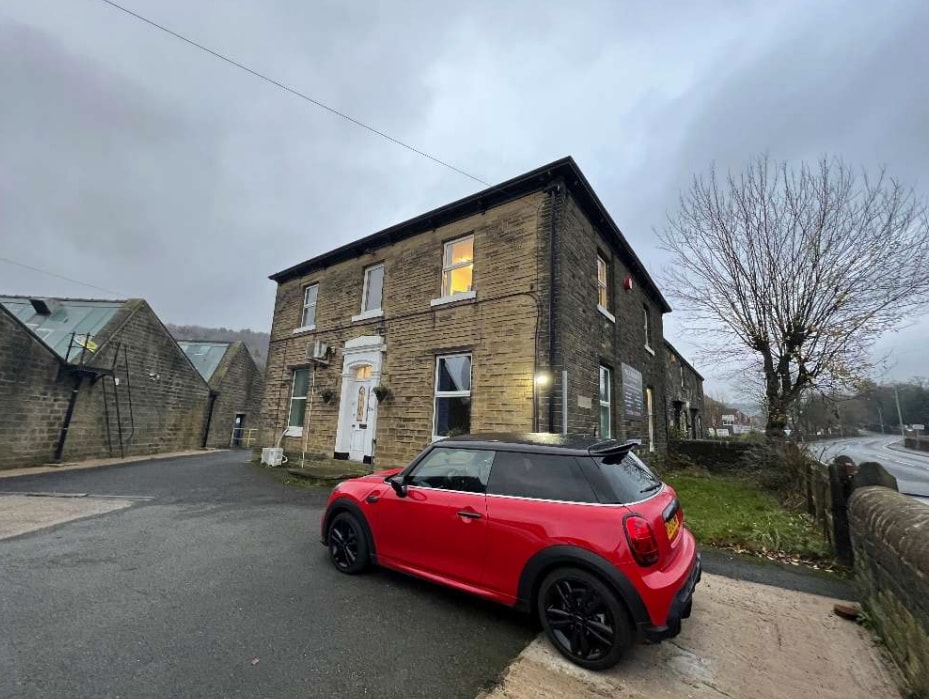 196 Huddersfield Rd, Meltham for lease Primary Photo- Image 1 of 3